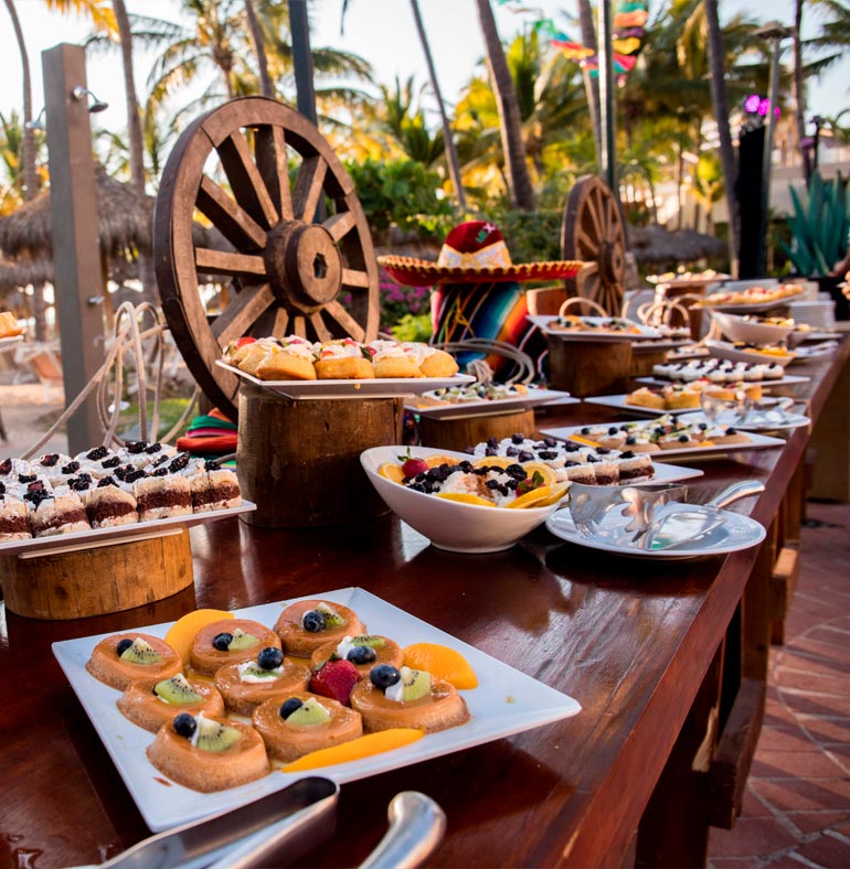 SATmexico-dmc-events-meetings-puerto-vallarta-production-welcome-desserts-table-boehringer