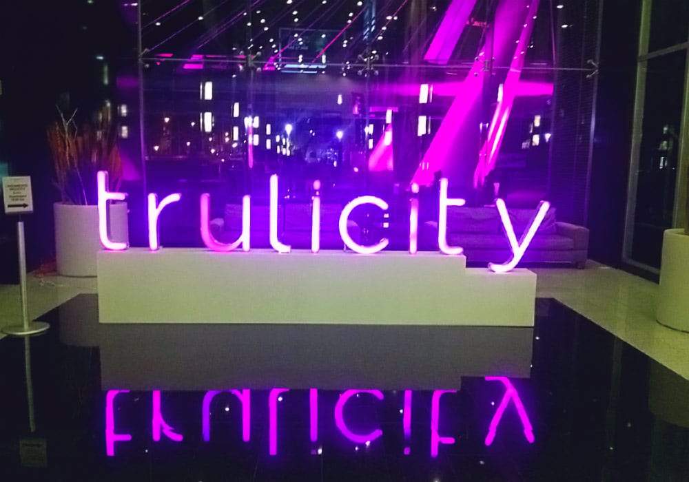 SATmexico-dmc-meetings-events-guadalajara-branding-welcome-neon-banner-lilly-trulicity