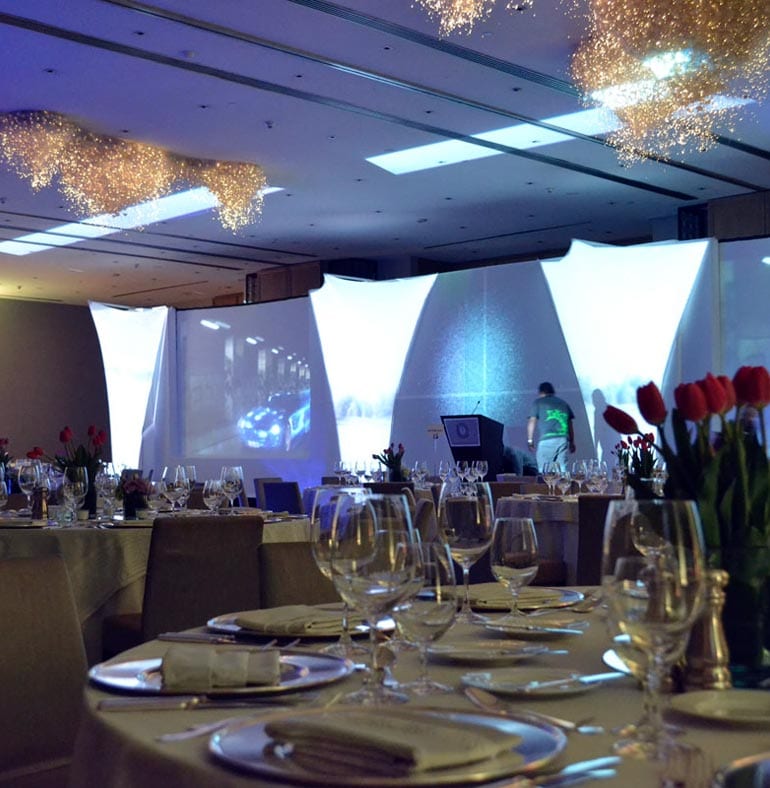 SATmexico-dmc-events-mexico-20th-anniversary-daimler--dinner-set-up-screen-lights