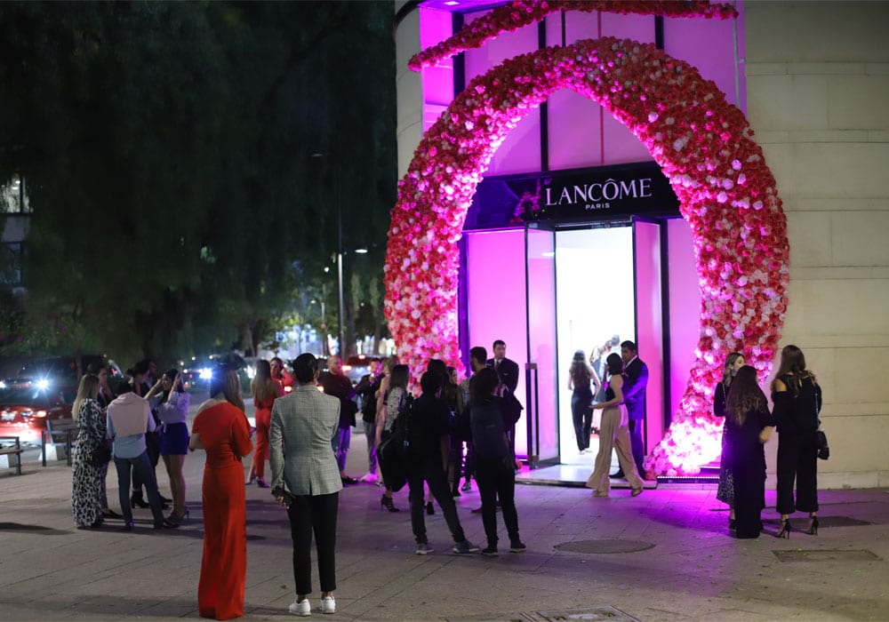 ATmexico-dmc-events-production-lancome-mexico-city-flowers-arch-entrance